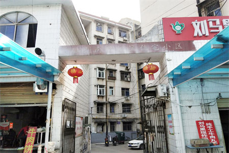 公园西门对面独院3室1厅1卫70.6万90m2出售